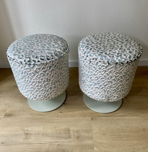 Einzigartiges Upcycled Set: Zwei neu bezogene McDonald's Design Hocker & Poufs auf Stahlfuß