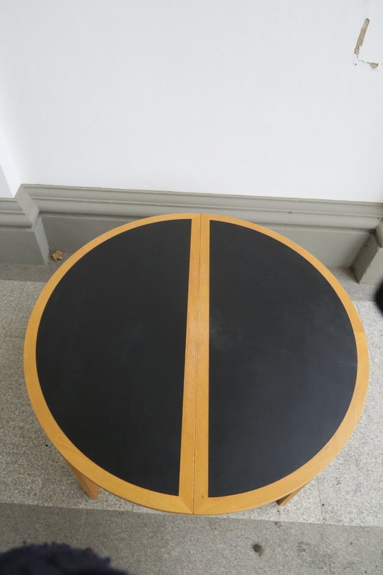 Image 1 of ronde eettafel van Rud Thygesen en Johnny Sorensen voor Magnus Olesen