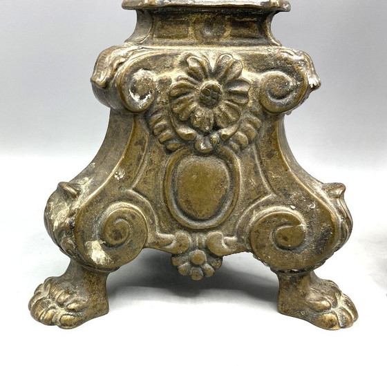 Image 1 of Set di due antichi candelieri in ottone o bronzo | Portacandele religiosi con motivi di santi | XIX/XX secolo