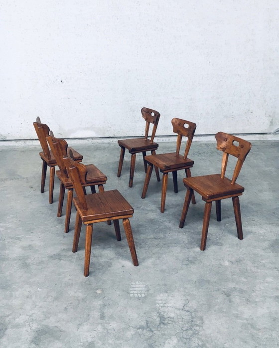 Image 1 of Handgefertigtes Esszimmerstuhl-Set aus rustikaler Eiche im Stil der Volkskunst, Frankreich, 1940er Jahre