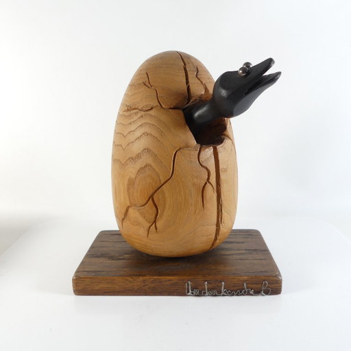 Scultura in legno firmata, raffigurante un serpente che si schiude da un uovo. – beeldhouwkunst, Metal, Wood