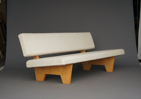 Image 1 of Compacte designbank uit de jaren 60 met houten onderstel in de stijl van Pastoe