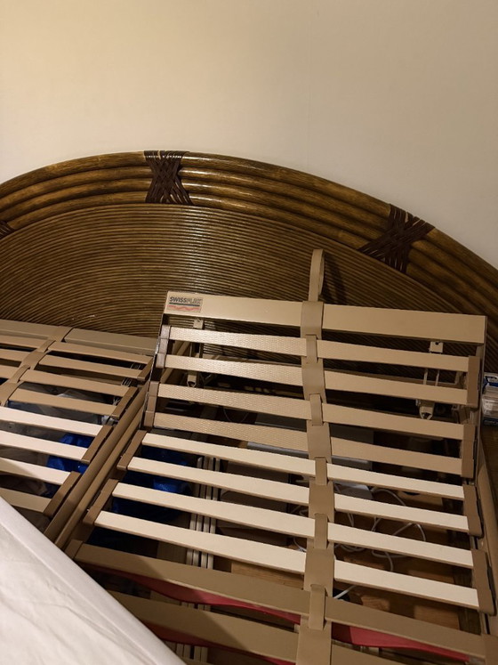 Letto matrimoniale in rattan marrone con testiera e comodini integrati, Roche Bobois, Letti matrimoniali, Bambù (foto 6 di 6)