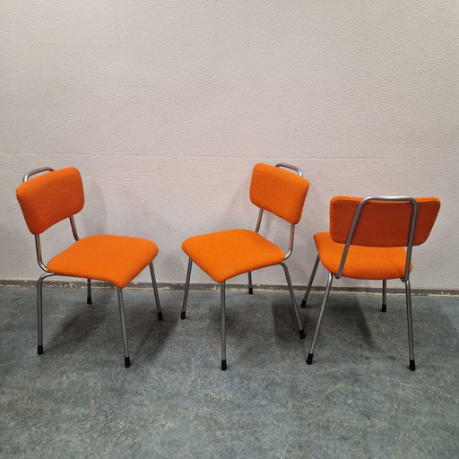 Juego de 3 sillas Gispen recién tapizadas.