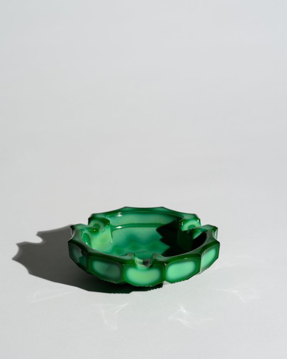 Image 1 of Jablonec Glasmanufaktur Malachitglas-Aschenbecher im böhmischen geometrischen Art-Deco-Stil