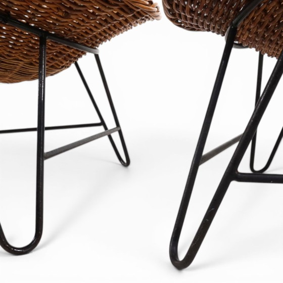 Image 1 of Pod Chairs – Een paar loungestoelen van rotan/riet op een metalen frame, 1970