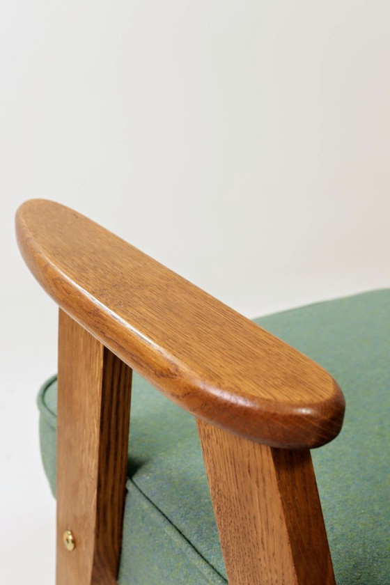 Image 1 of Fauteuil scandinave en laine verte naturelle et bois rustique de chêne