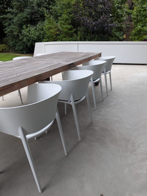 Silla de jardín Vondom Africa para patio, color blanco con cojín de asiento extraíble en color arena. (photo 2 of 11)