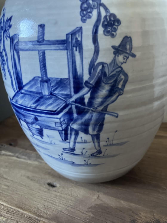 Bellissimo vaso vintage in ceramica blu di Delft, realizzato a mano, con decorazioni a tema vitivinicolo. (photo 2 of 6)