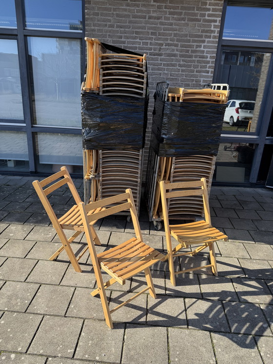 Image 1 of Lot de 79 chaises pliantes vintage en bois dur des années 80