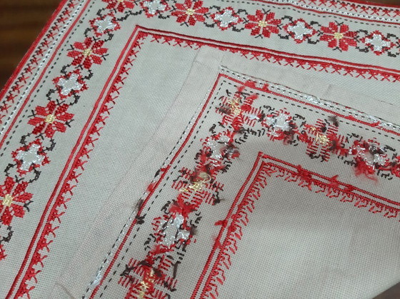 Image 1 of Nappe vintage brodée à la main 65 x 65 cm