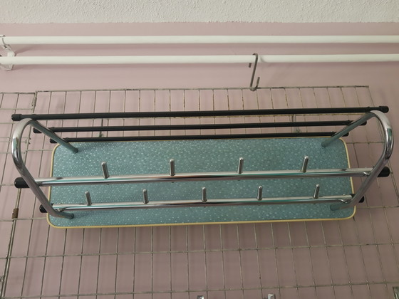 Prachtige 50's retro buisframe wandkapstok dubbele rij met hoedenrek, Bauhaus stijl blauw met chroom (photo 2 of 15)