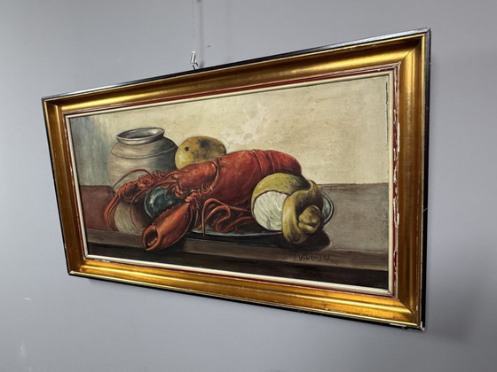 Image 1 of Naturaleza muerta con langosta y limón de R. Viliruvy, óleo sobre lienzo, Bélgica, 1951.