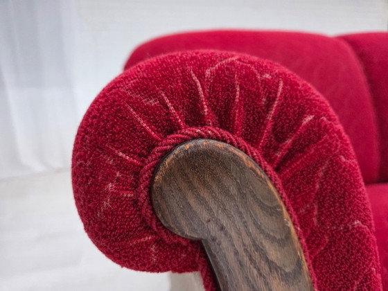 Image 1 of Dänisches 3-Sitzer-Sofa aus den 1950er Jahren, roter und hellgrauer Möbelwollbezug, geschnitztes Eichenholz.