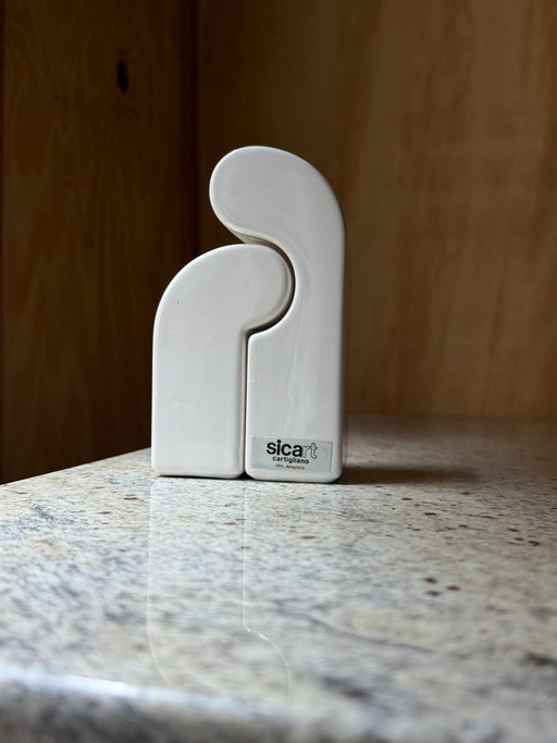 Pino Spagnolo per Sicart Italy Saliera e pepiera - Set in ceramica "abbracciante" anni '70 Space Age - Avanguardia italiana