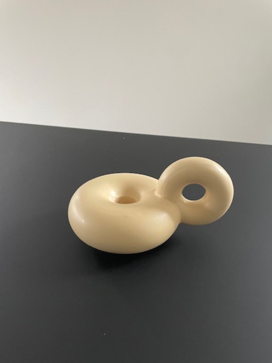Image 1 of Portacandele a forma di ciambella color crema con manico giocoso – in ceramica