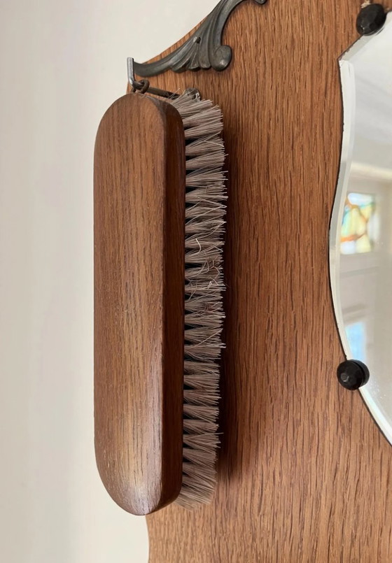 Image 1 of Specchio da parete vintage in legno con spazzole per vestiti e cassetto porta chiavi – circa anni '30