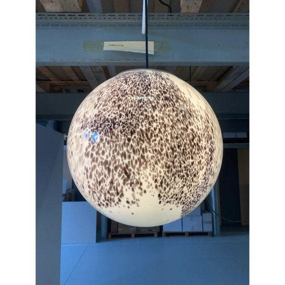 Image 1 of Sfera bianco latte con murrine marroni e beige in vetro di Murano contemporaneo