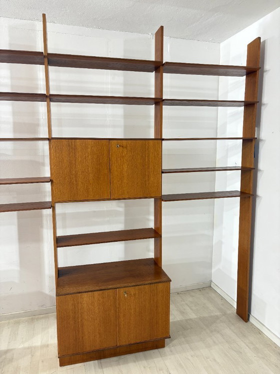 Image 1 of Estantería modular de pared de mediados de siglo de Interna-Peter Pedrides / Sistema de estanterías de teca de la década de 1960