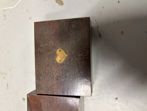 Petites boîtes contenant des jetons de jeu anciens chinois en nacre du XIXe siècle. Les jetons présentent des (photo 5 of 7)