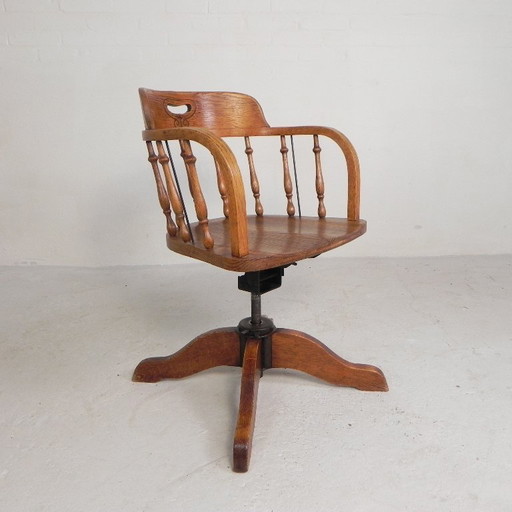 Silla de oficina de roble con sistema de muelles y altura regulable, década de 1930.