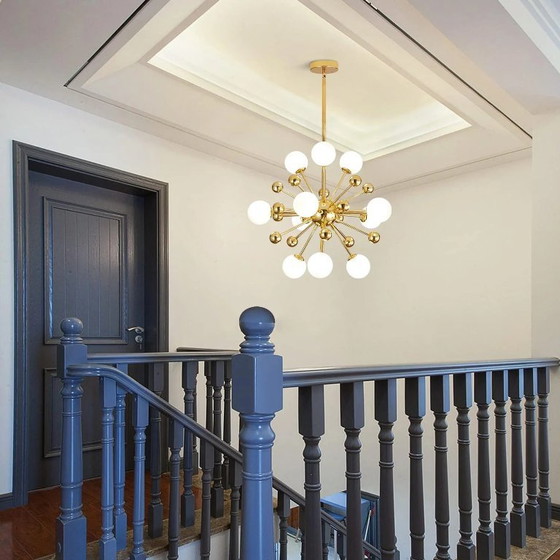 Image 1 of Lustre à onze bras en sphère dorée et blanche