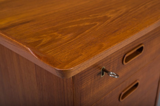 Image 1 of Freistehender dänischer Teak-Schreibtisch aus der Mitte des 20. Jahrhunderts mit erhöhter Kante, 1960er Jahre