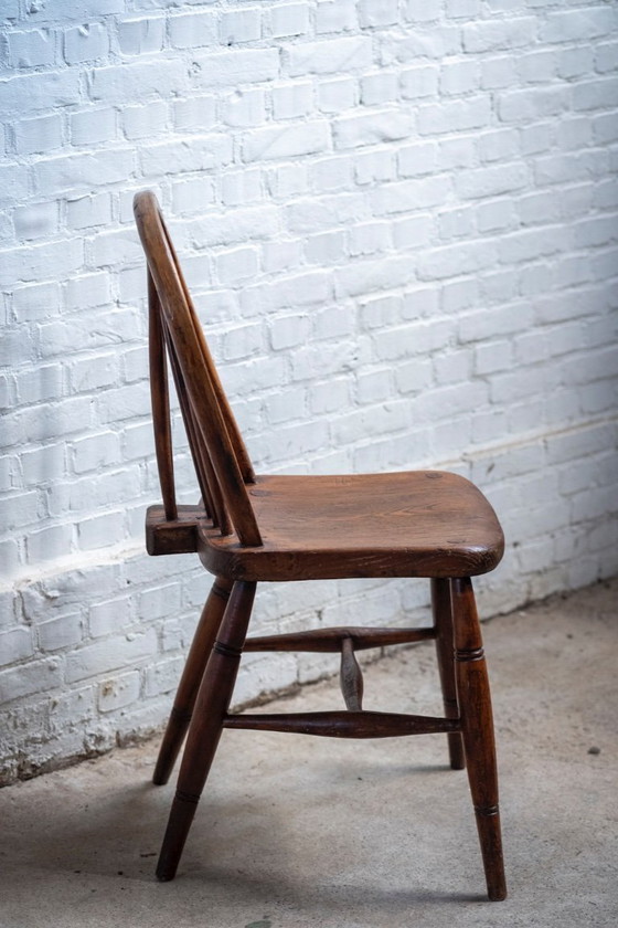 Image 1 of Vroege Charles Gibbons Windsor-stoel van iephout, 1889, High Wycombe