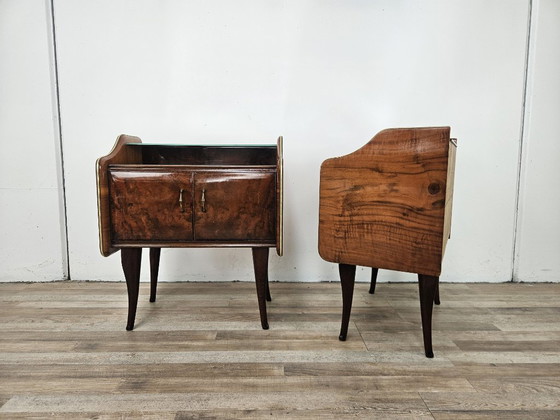 Image 1 of Mesitas de noche de madera de nogal con tapa de cristal doble.