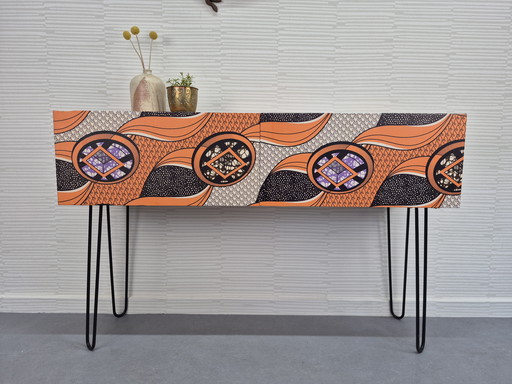 Sideboard auf Haarnadelbeinen. Vintage-Flurschrank, Decoupage.