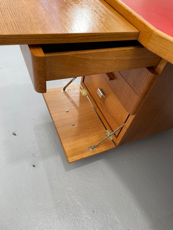 Image 1 of Bureau Bauhaus en noyer avec plateau rouge - Vintage Mid Century Design