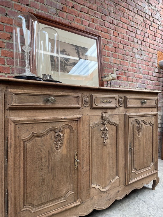 Image 1 of Credenza/buffet in stile rustico in rovere massello con intagli in legno.