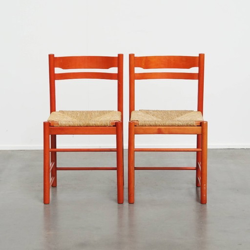 2 x Chaise vintage rouge en bois des années 1970 avec une assise en osier tressé