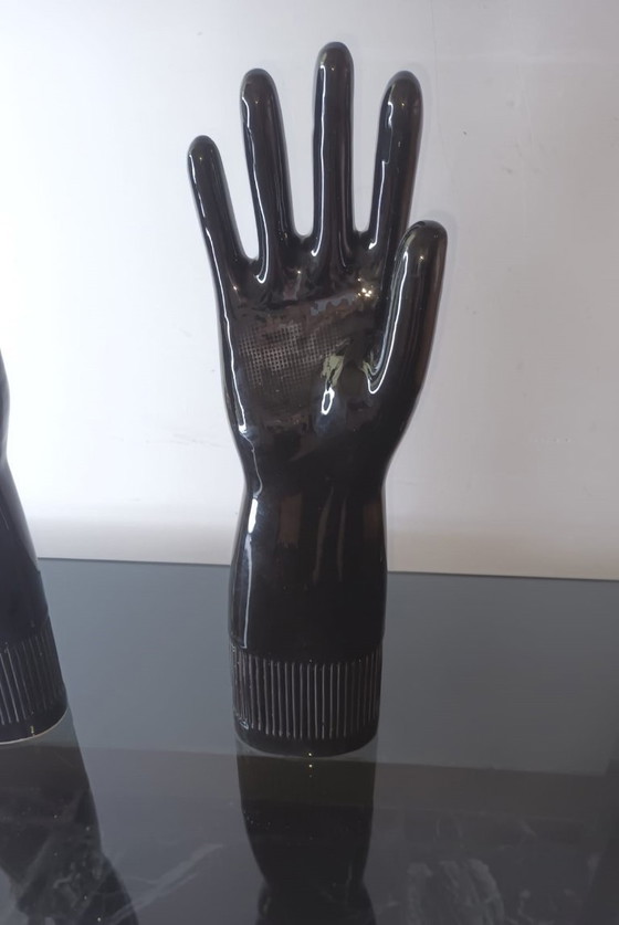 Image 1 of Rare ensemble de 2 moules à gants en porcelaine Pirelli - Art industriel noir du milieu du siècle (1985)