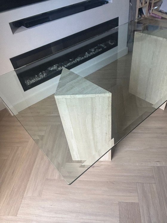 Image 1 of Magnifique table vintage en travertin avec plateau en verre – élégante et intemporelle