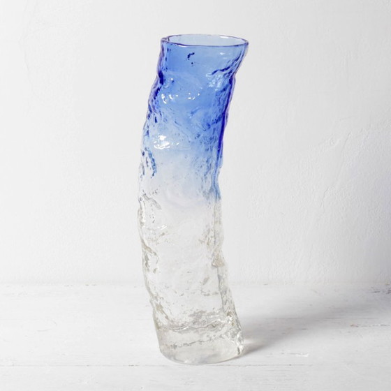 Image 1 of Vaso artistico vintage in vetro blu e trasparente / Decorazione per la casa soffiata a mano / Ivat / Italia / Anni '80