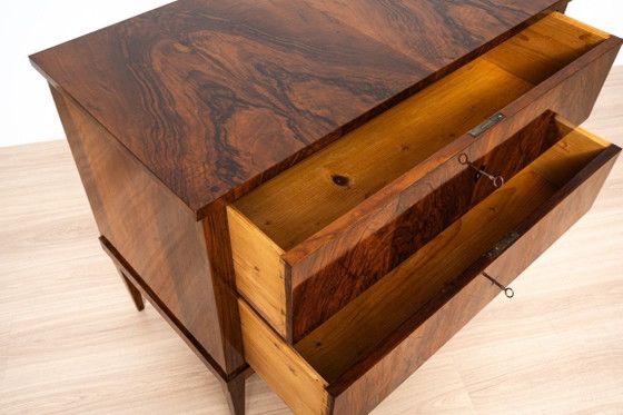 Biedermeier commode met twee lades van notenhout met Franse lakafwerking, Duitsland, circa 1850 – Ladekasten (photo 7 of 15)