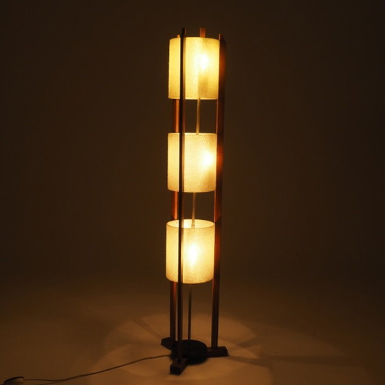 Mid-Century Modern vloerlamp met 3 lagen, gemaakt van glasvezel en hout. – Vloerlampen, Fiberglass (photo 2 of 13)