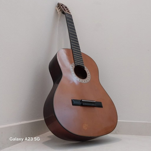 Prachtige klassieke gitaar Don Juan Alvarez MC-20, handgemaakt in Spanje. Perfect voor restauratie of als decoratief stuk.