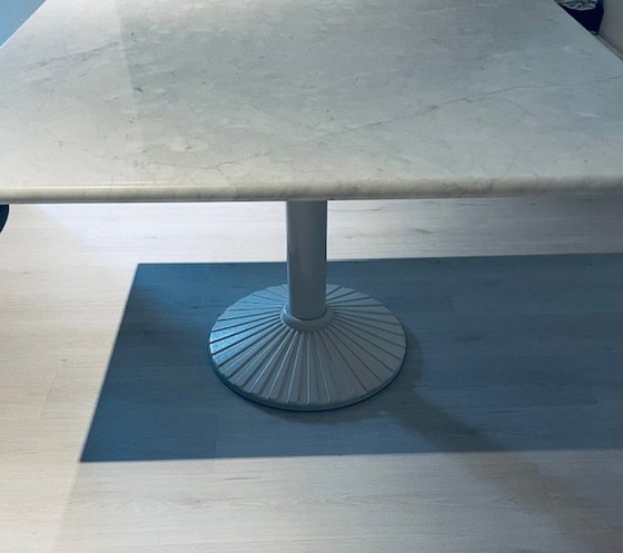 Image 1 of Table en marbre blanc de Carrare