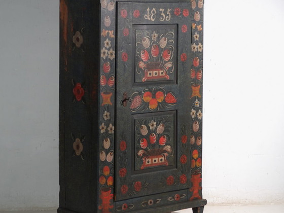Antiker bemalter Kleiderschrank aus Kiefernholz – Österreichisch-Ungarische Monarchie, Jahr 1835 (photo 2 of 40)