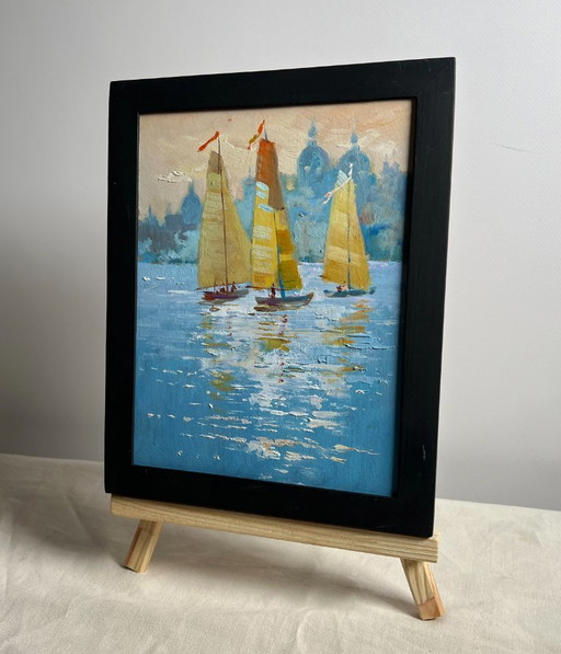 Peinture à l'huile originale représentant un bateau sur un paysage fluvial. Trois voiliers au crépuscule.