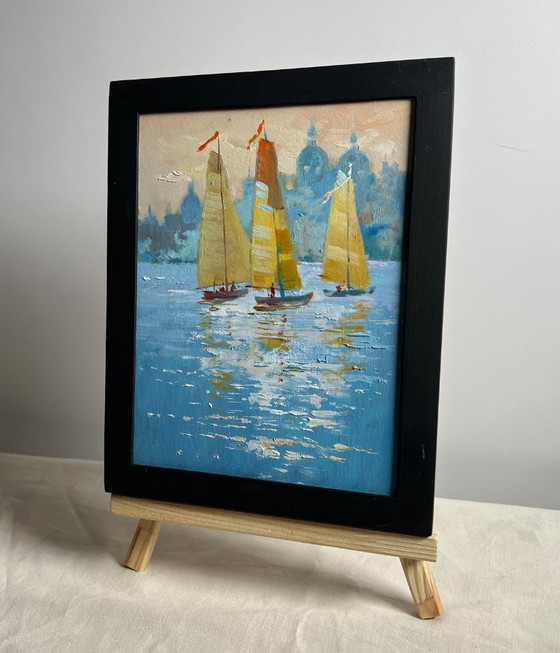 Image 1 of Peinture à l'huile originale représentant un bateau sur un paysage fluvial. Trois voiliers au crépuscule.