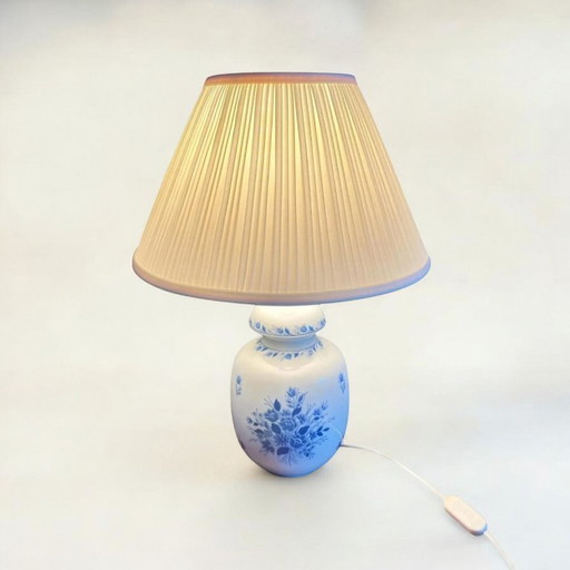 Griechische Mid Century Pegasos Hellas Porzellan Tischlampe mit Plissee-Schirm. Graziles blaues Blumendekor am Porzellanfuß