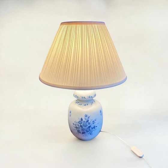 Image 1 of Griekse Pegasos Hellas porseleinen tafellamp uit het midden van de vorige eeuw met een geplooide kap. Delicaat blauw bloemendeco