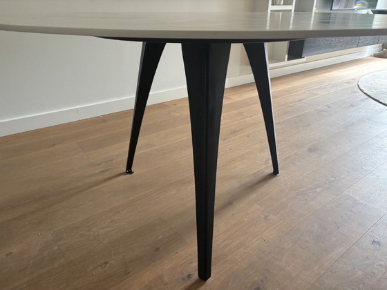 Tavolo da pranzo rotondo con piano effetto marmo e gambe nere, Table du sud, Tavoli da pranzo, Metallo, Altro (foto 2 di 5)