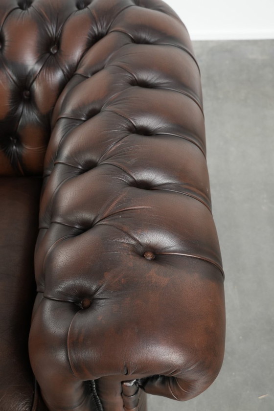 Image 1 of Wunderschönes Chesterfield-Sofa im englischen Stil, 2-Sitzer aus Rindsleder in einem schönen, zeitlosen Braunton.