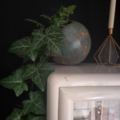 Vaso sferico in ceramica organica realizzato in studio.