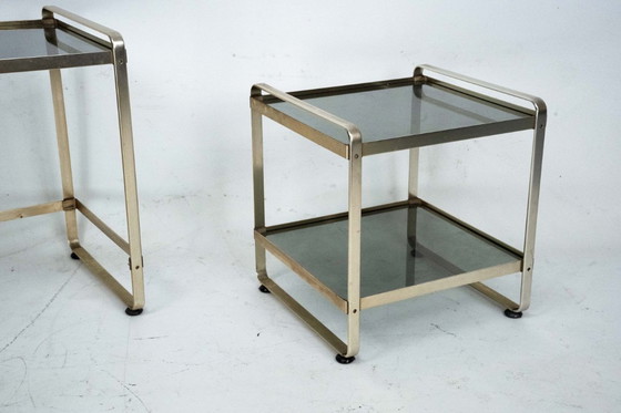 Image 1 of Ensemble de trois tables d'appoint gigognes en aluminium doré et verre – Italie, années 1970