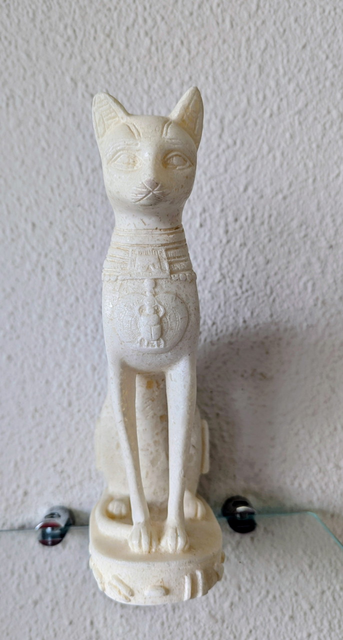 Estatua de diosa egipcia bañada en mármol o piedra blanca.